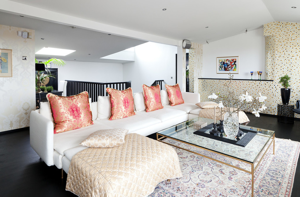 Источник вдохновения для домашнего уюта: парадная, открытая гостиная комната среднего размера в морском стиле с разноцветными стенами и деревянным полом без камина, телевизора