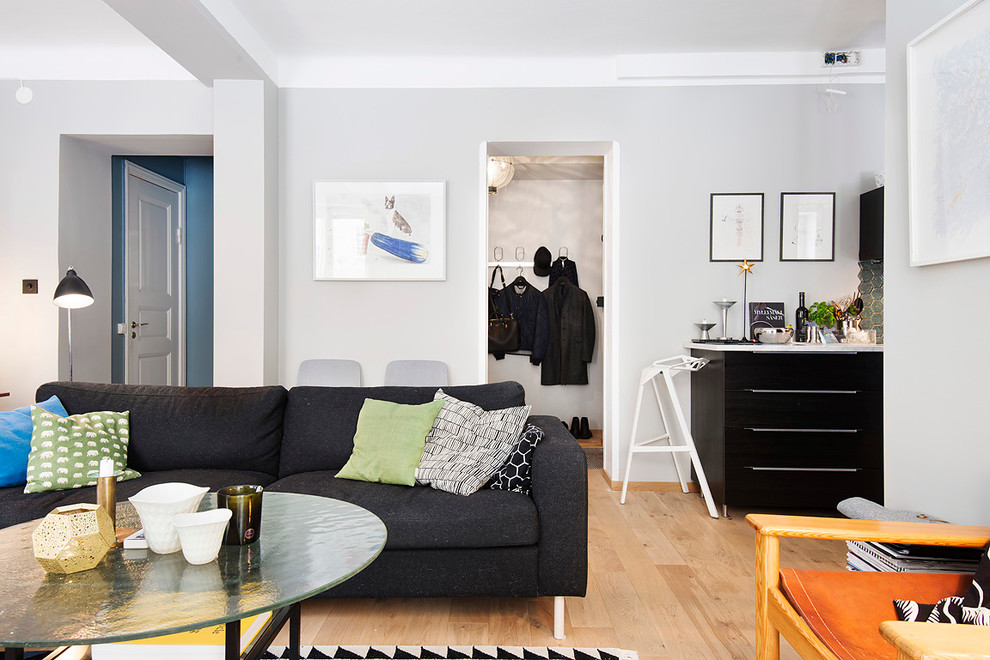 Свежая идея для дизайна: открытая, парадная гостиная комната среднего размера в современном стиле с серыми стенами и светлым паркетным полом без камина, телевизора - отличное фото интерьера