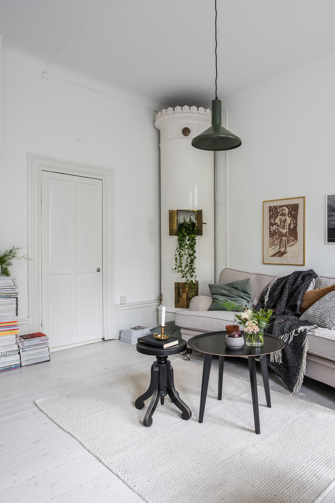Idéer för att renovera ett mellanstort skandinaviskt vardagsrum, med ett finrum, vita väggar och ljust trägolv
