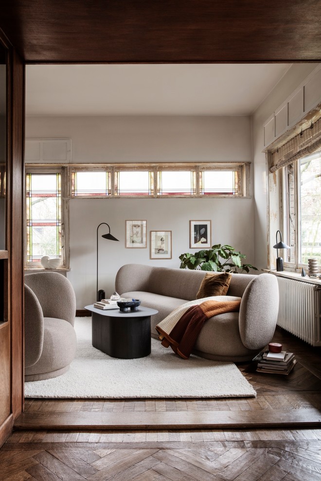Стильный дизайн: гостиная комната среднего размера в стиле фьюжн - последний тренд