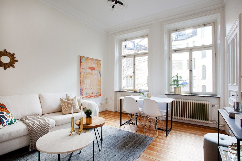 Offenes, Mittelgroßes, Repräsentatives, Fernseherloses Modernes Wohnzimmer ohne Kamin mit weißer Wandfarbe und hellem Holzboden in Stockholm