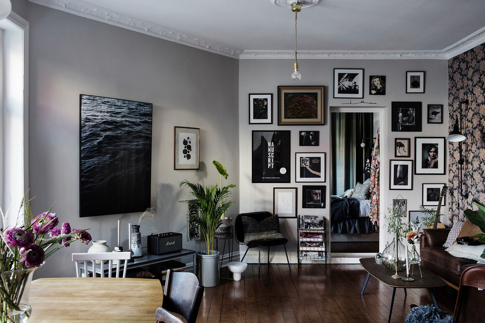 Example of an eclectic living room design in Gothenburg