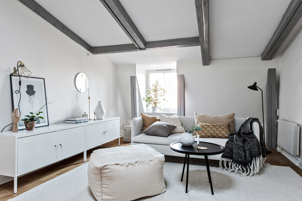 Bild på ett minimalistiskt separat vardagsrum, med vita väggar, ljust trägolv och brunt golv
