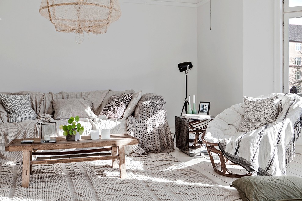 Idee per un soggiorno scandinavo chiuso con pareti bianche, pavimento in legno verniciato e pavimento bianco