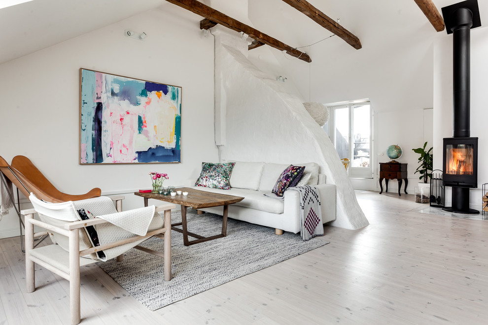 Immagine di un soggiorno scandinavo di medie dimensioni e aperto con pareti bianche