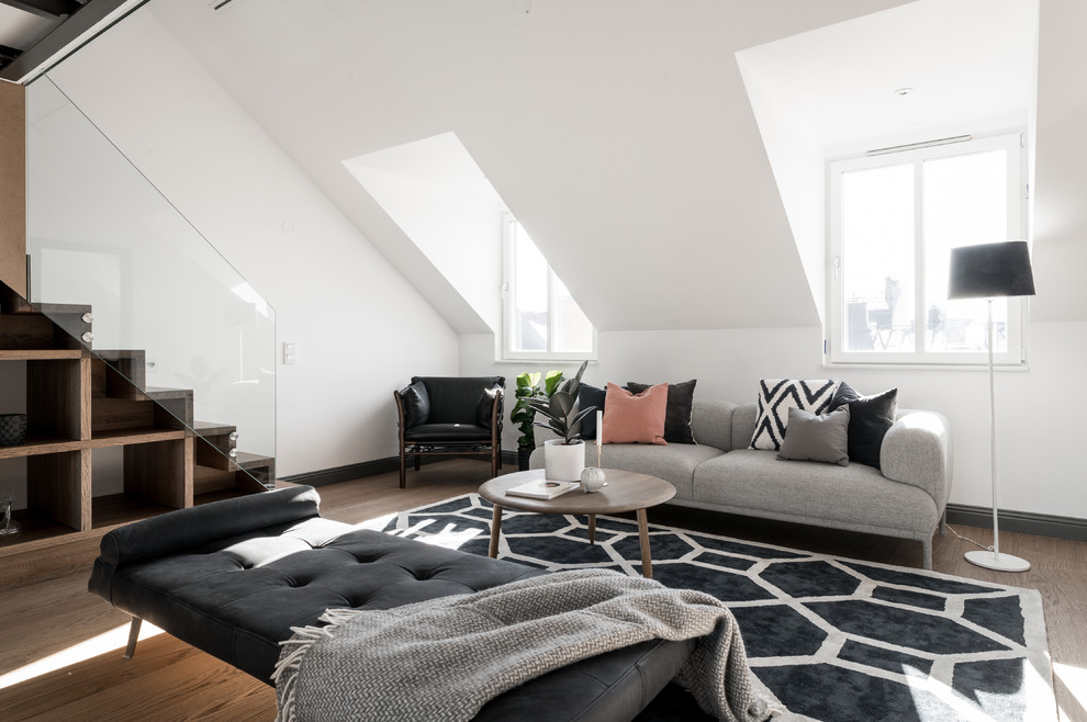 Inspiration för ett nordiskt vardagsrum, med vita väggar och brunt golv