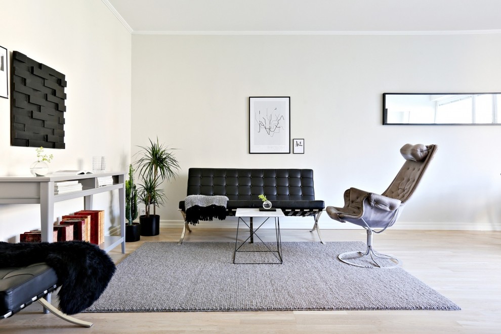 Offenes, Mittelgroßes, Repräsentatives, Fernseherloses Modernes Wohnzimmer ohne Kamin mit weißer Wandfarbe und hellem Holzboden in Göteborg