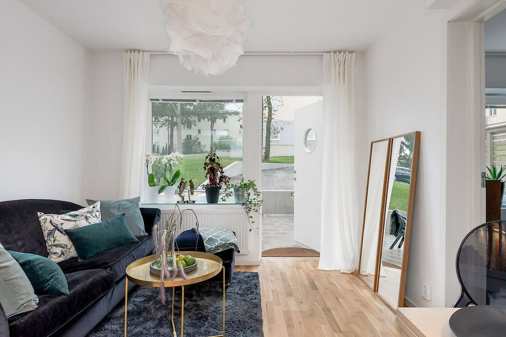 Imagen de salón cerrado clásico de tamaño medio sin televisor con paredes blancas, suelo de madera clara y suelo beige