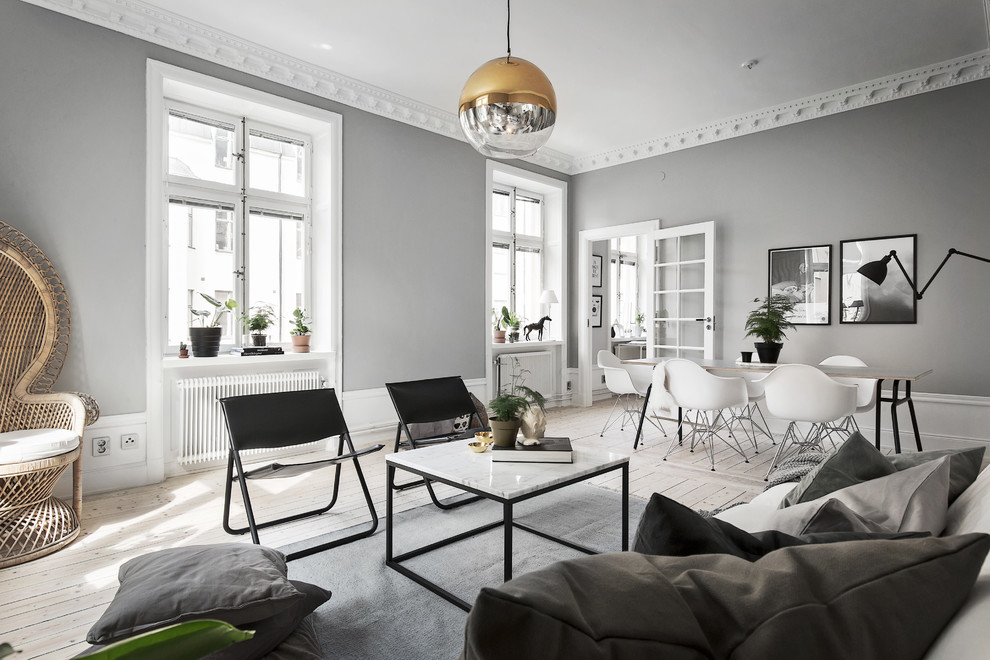 Offenes, Großes, Repräsentatives, Fernseherloses Nordisches Wohnzimmer ohne Kamin mit grauer Wandfarbe und hellem Holzboden in Stockholm