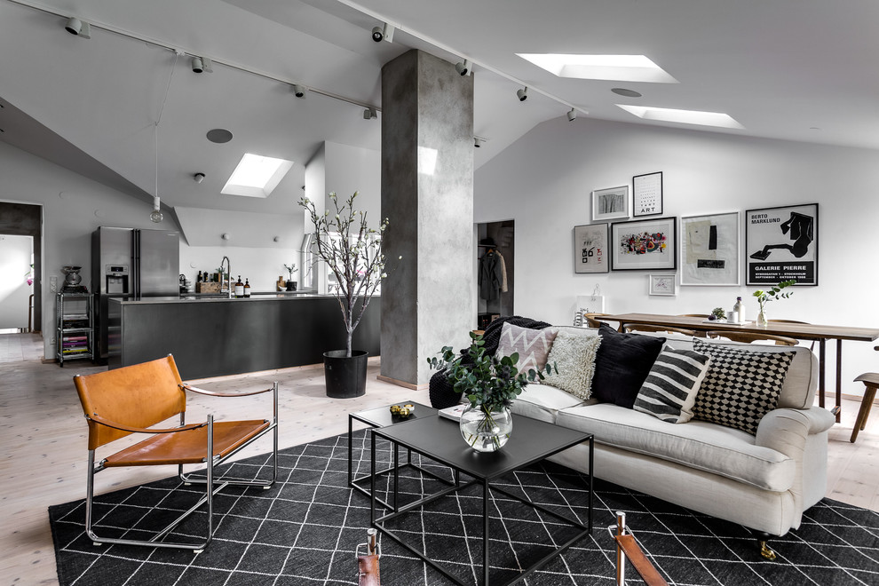 Стильный дизайн: большая открытая, парадная гостиная комната в скандинавском стиле с белыми стенами и светлым паркетным полом без камина - последний тренд