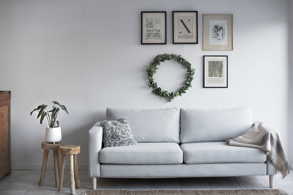 Идея дизайна: гостиная комната в скандинавском стиле с серыми стенами и полом из керамогранита