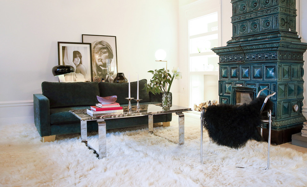 Foto di un soggiorno design con pareti bianche e moquette
