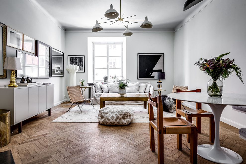 Großes, Fernseherloses, Abgetrenntes Klassisches Wohnzimmer ohne Kamin mit weißer Wandfarbe und braunem Holzboden in Stockholm