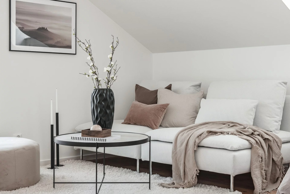 Esempio di un piccolo soggiorno nordico aperto con pareti bianche, parquet chiaro e pavimento marrone