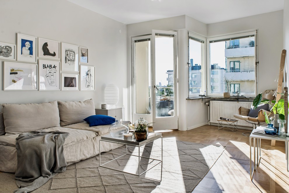 Idéer för skandinaviska separata vardagsrum, med ett finrum, grå väggar, ljust trägolv och beiget golv
