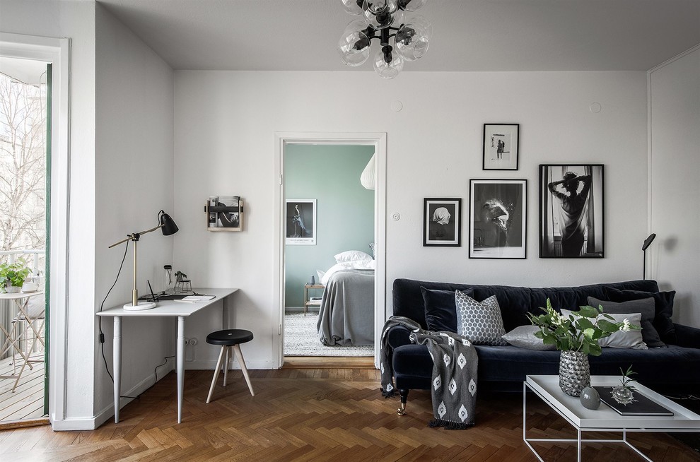 Идея дизайна: гостиная комната среднего размера в скандинавском стиле с белыми стенами, паркетным полом среднего тона и коричневым полом