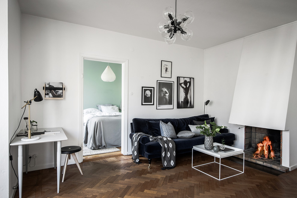 Idéer för att renovera ett mellanstort minimalistiskt vardagsrum, med vita väggar, mörkt trägolv, en öppen vedspis, en spiselkrans i gips och brunt golv