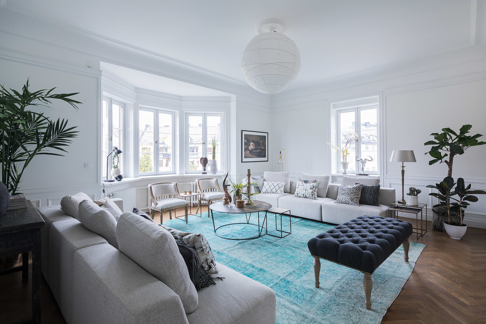Repräsentatives, Fernseherloses, Abgetrenntes, Mittelgroßes Klassisches Wohnzimmer mit weißer Wandfarbe und dunklem Holzboden in Stockholm