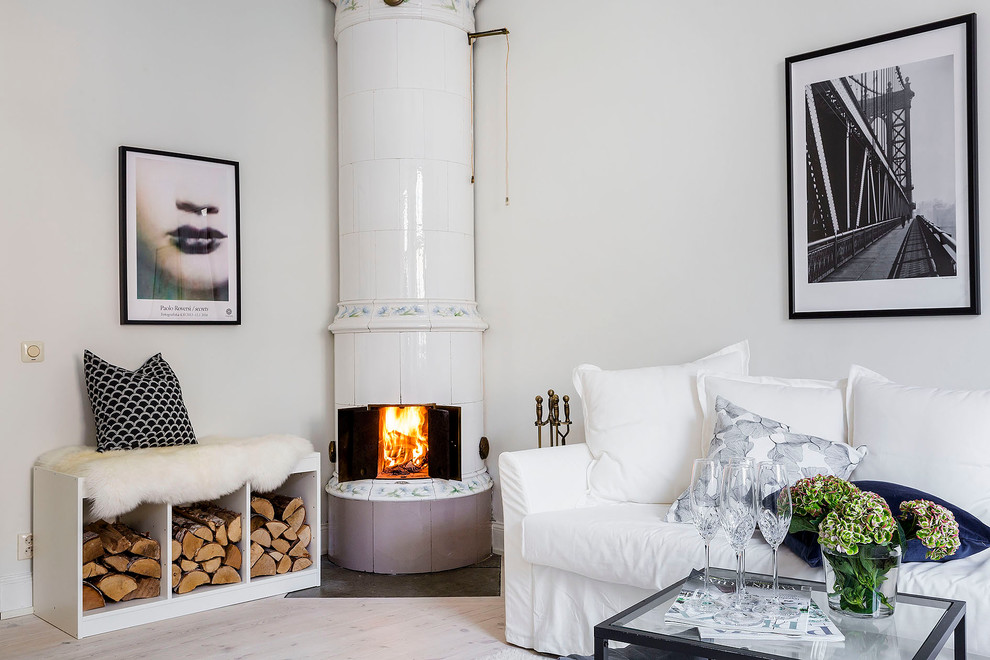 Fernseherloses, Repräsentatives, Offenes Nordisches Wohnzimmer mit weißer Wandfarbe, hellem Holzboden und Kaminofen in Stockholm
