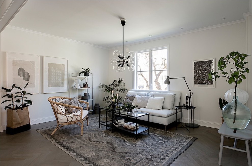 Foto på ett minimalistiskt separat vardagsrum, med vita väggar och mörkt trägolv