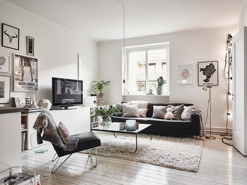 На фото: парадная, изолированная гостиная комната среднего размера в скандинавском стиле с белыми стенами и светлым паркетным полом без камина, телевизора с