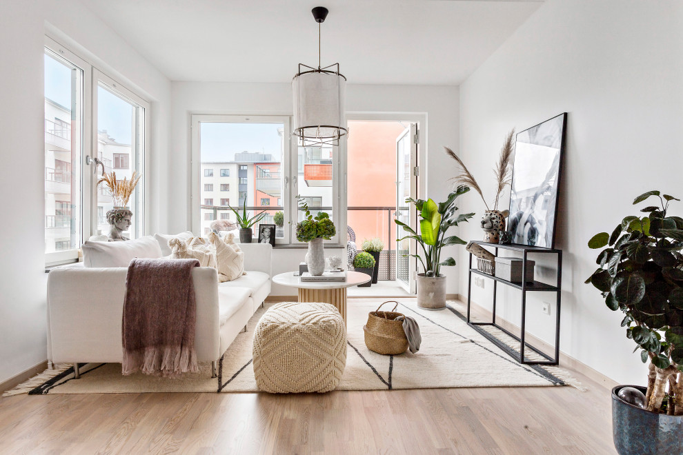 Repräsentatives, Fernseherloses Nordisches Wohnzimmer ohne Kamin mit weißer Wandfarbe, hellem Holzboden und beigem Boden in Stockholm