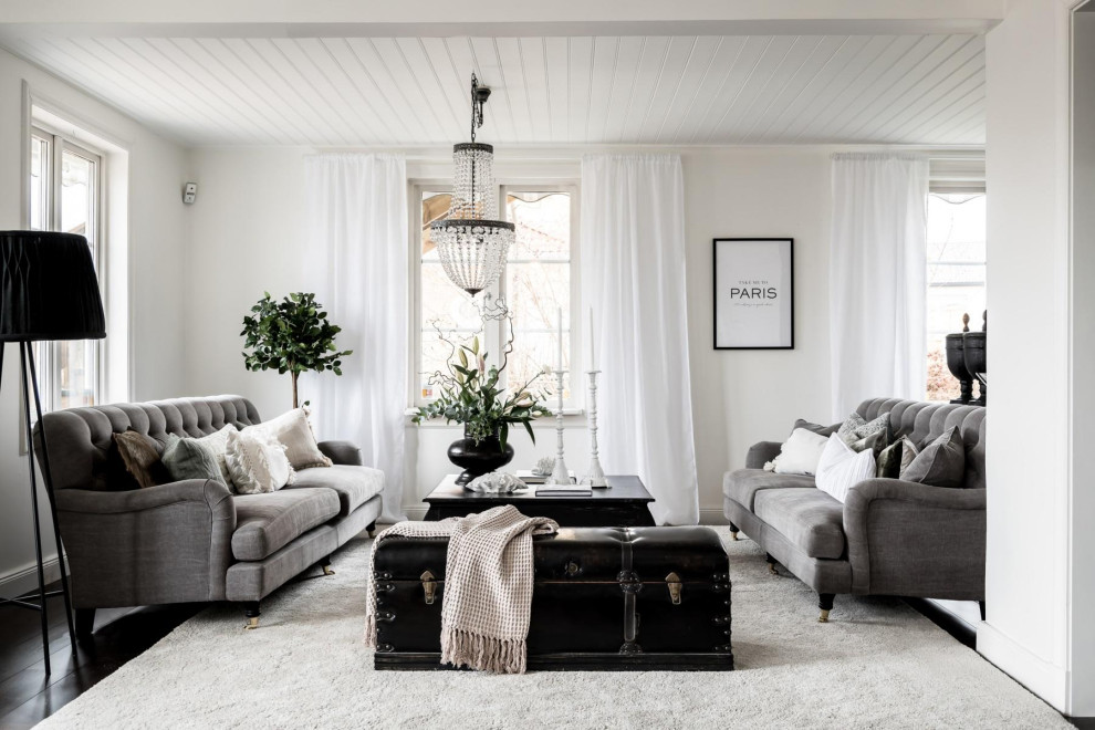 Idee per un soggiorno scandinavo con pareti bianche, parquet scuro, pavimento nero e soffitto in perlinato