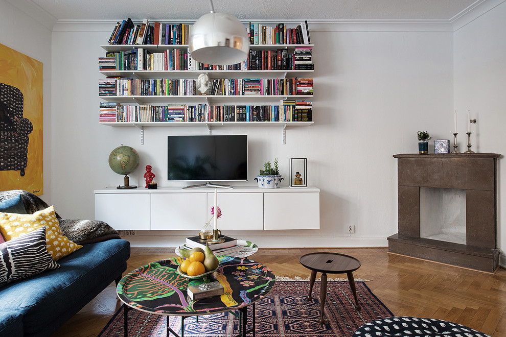 Repräsentatives, Fernseherloses, Offenes Modernes Wohnzimmer ohne Kamin mit weißer Wandfarbe und braunem Holzboden in Göteborg