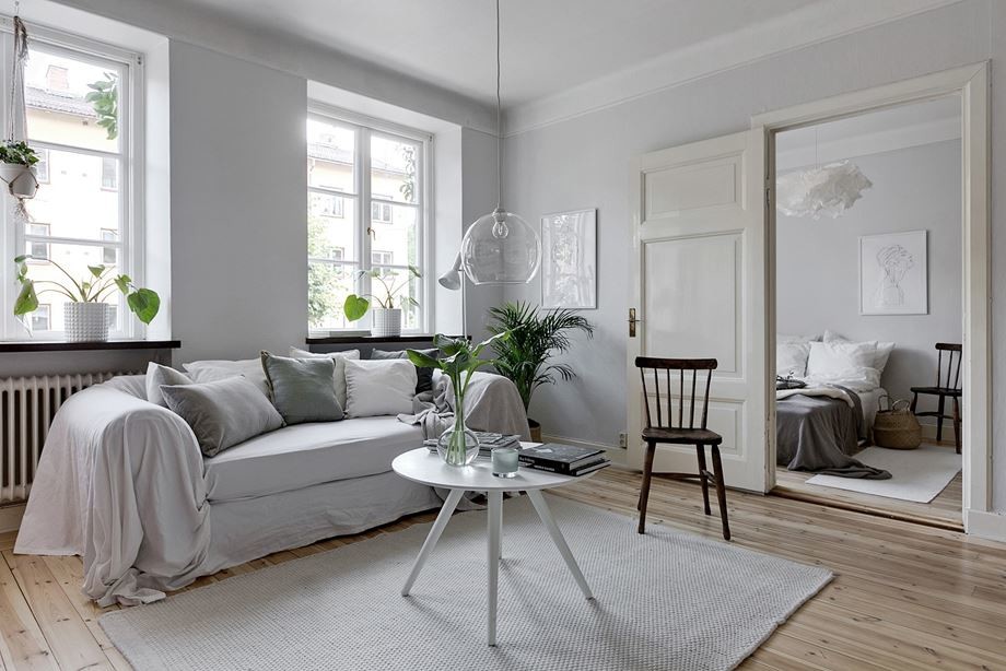 Nordisches Wohnzimmer mit weißer Wandfarbe in Stockholm