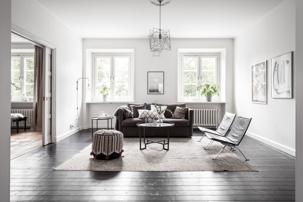 Стильный дизайн: большая парадная, изолированная гостиная комната в скандинавском стиле с белыми стенами, темным паркетным полом и ковром на полу без камина, телевизора - последний тренд