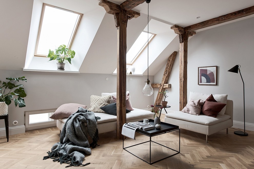 Стильный дизайн: гостиная комната в скандинавском стиле с белыми стенами - последний тренд