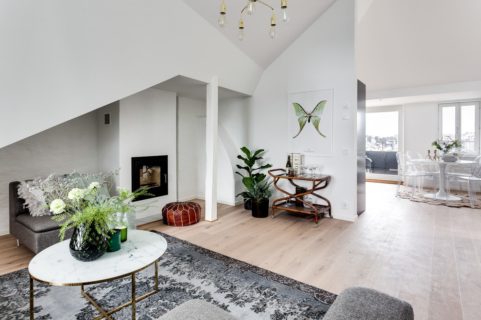 Foto på ett mellanstort minimalistiskt vardagsrum, med vita väggar, ljust trägolv och beiget golv