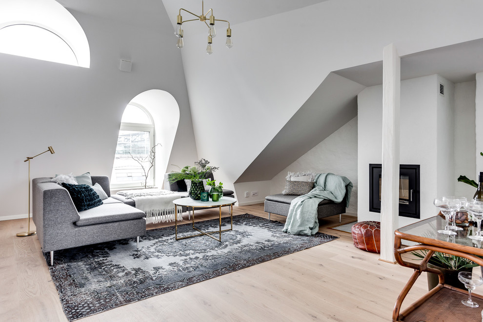 Idéer för ett mellanstort minimalistiskt vardagsrum, med vita väggar, ljust trägolv och beiget golv