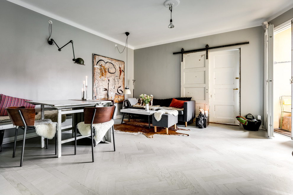 Идея дизайна: гостиная комната среднего размера в скандинавском стиле с светлым паркетным полом и белым полом без камина
