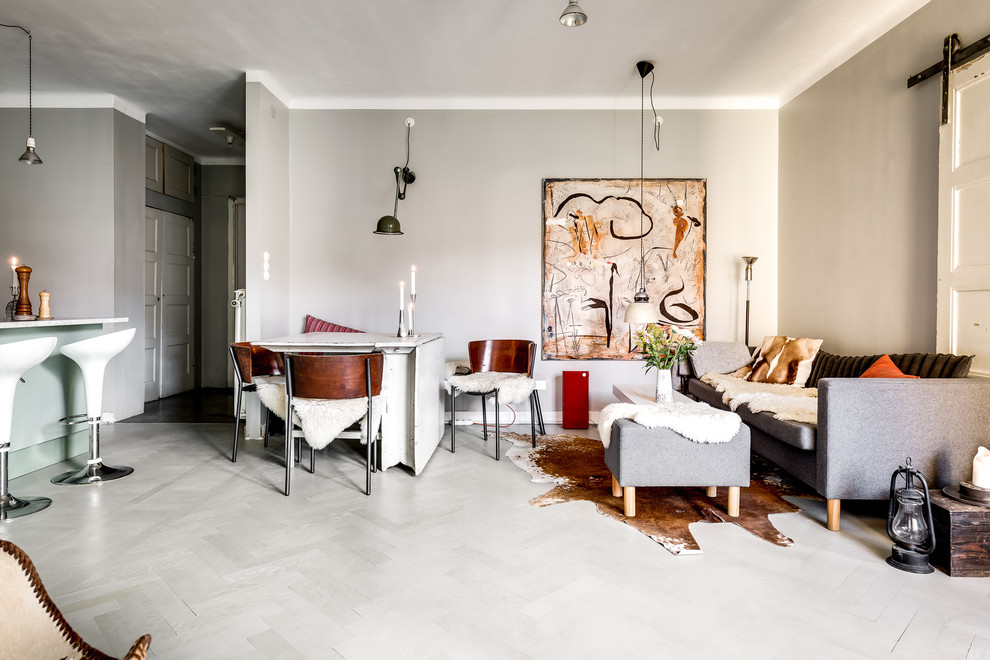 Immagine di un soggiorno scandinavo di medie dimensioni e aperto con pavimento in legno verniciato, pareti grigie e pavimento grigio