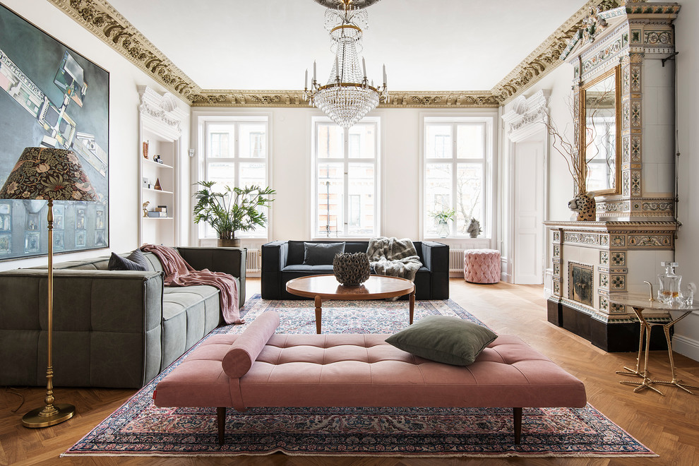 Esempio di un soggiorno scandinavo chiuso con sala formale, pareti bianche, pavimento in legno massello medio, camino classico e nessuna TV