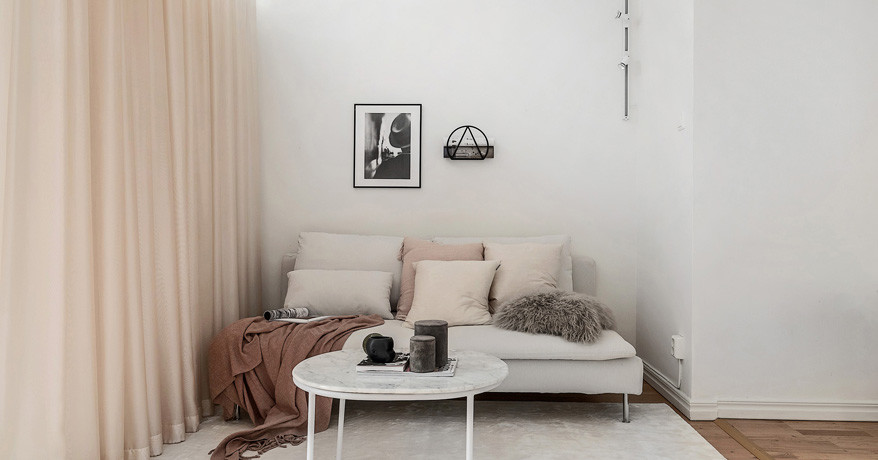 Idee per un piccolo soggiorno scandinavo con pareti bianche, pavimento in legno massello medio, nessun camino e nessuna TV