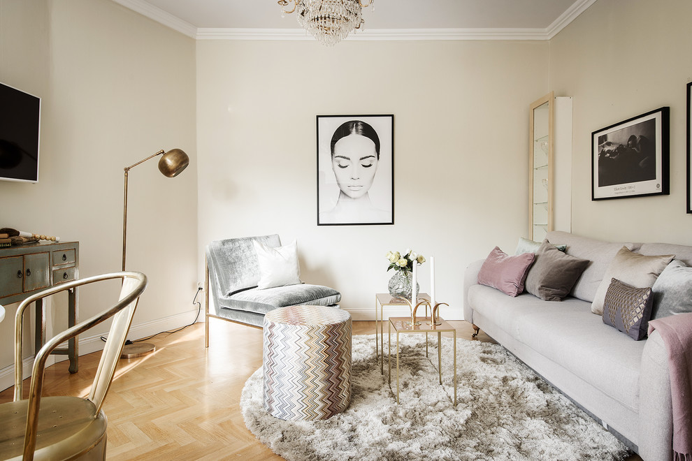 Esempio di un piccolo soggiorno scandinavo con sala formale, pareti beige, parquet chiaro e pavimento beige