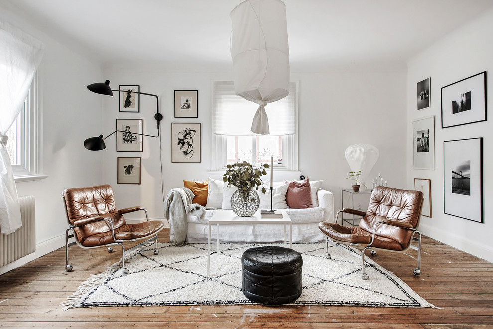 Inspiration för ett mellanstort skandinaviskt vardagsrum, med vita väggar, mellanmörkt trägolv och brunt golv