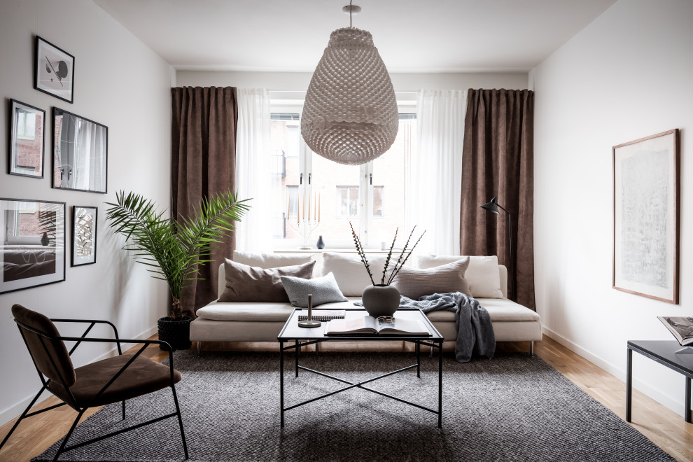 Свежая идея для дизайна: гостиная комната в скандинавском стиле с белыми стенами и светлым паркетным полом без камина, телевизора - отличное фото интерьера
