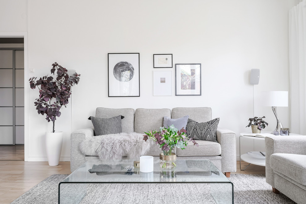 Immagine di un soggiorno scandinavo di medie dimensioni e chiuso con pareti bianche, parquet chiaro e pavimento beige