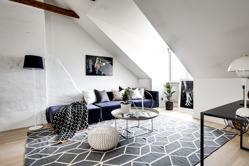 Bild på ett stort minimalistiskt allrum med öppen planlösning, med ett finrum, vita väggar, ljust trägolv och beiget golv
