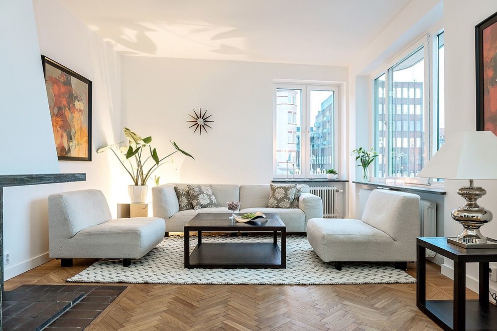 Repräsentatives, Abgetrenntes Klassisches Wohnzimmer mit weißer Wandfarbe, braunem Holzboden und beigem Boden in Sonstige