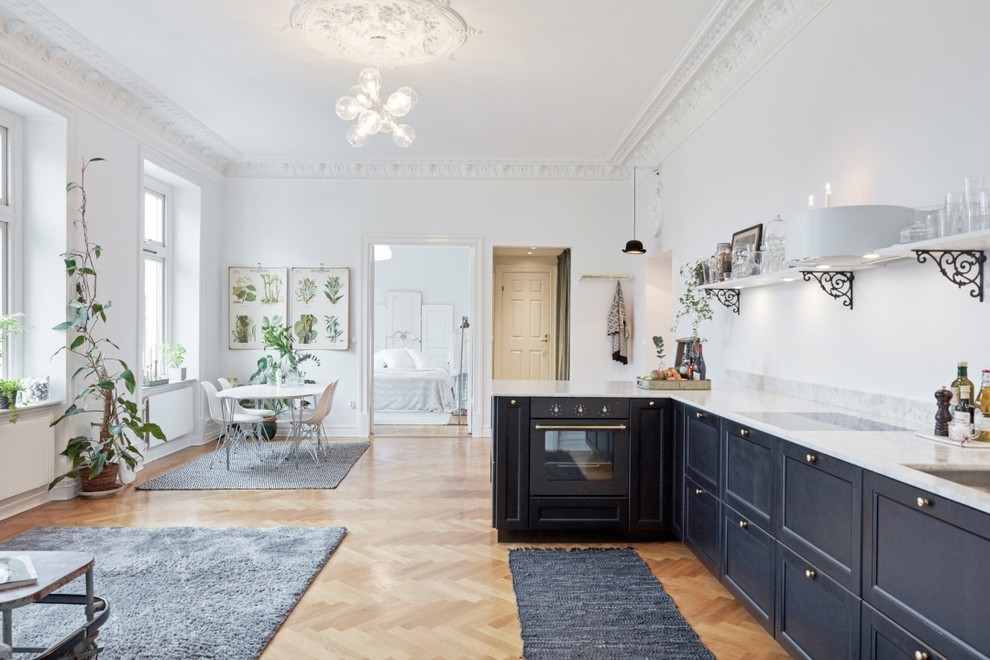 Mittelgroßes, Repräsentatives, Fernseherloses, Offenes Klassisches Wohnzimmer ohne Kamin mit weißer Wandfarbe und braunem Holzboden in Göteborg