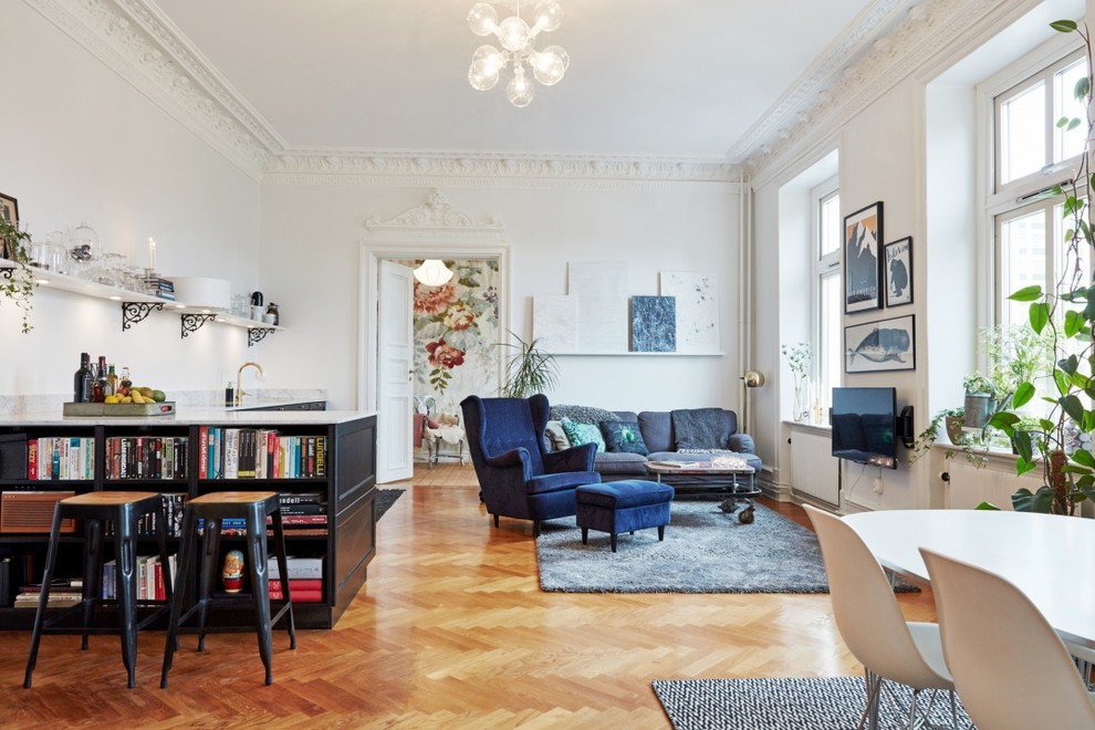 Imagen de salón para visitas abierto clásico extra grande sin chimenea con paredes blancas, suelo de madera en tonos medios y televisor colgado en la pared
