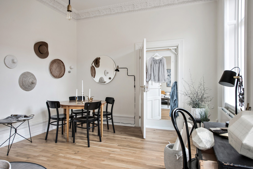 Foto på ett mellanstort skandinaviskt separat vardagsrum, med vita väggar och ljust trägolv
