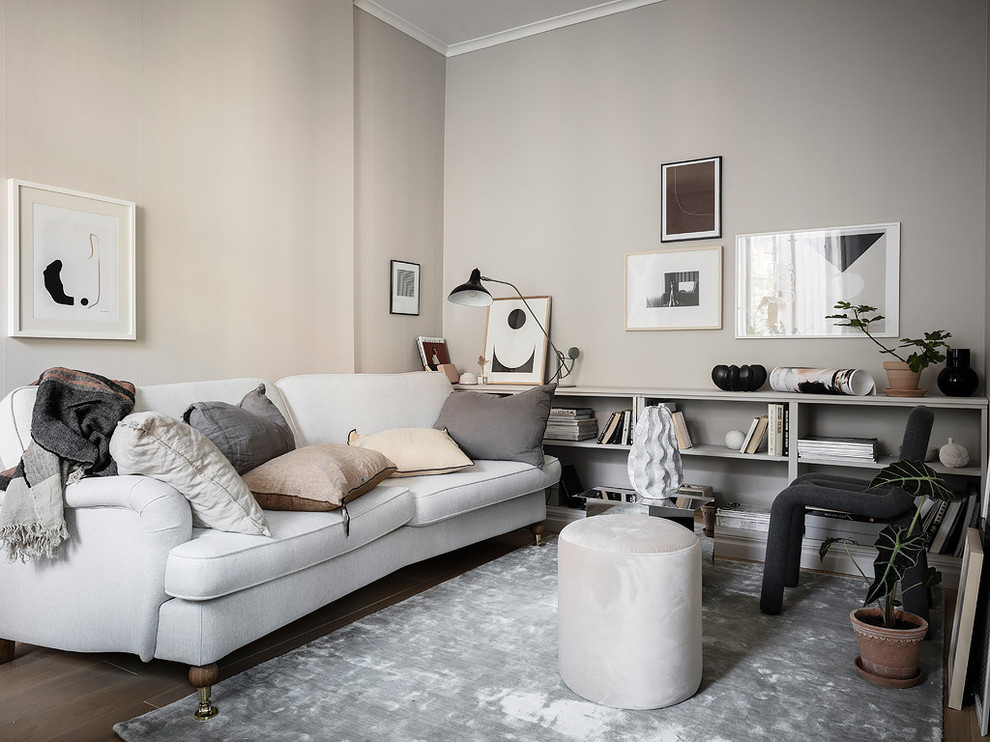 Kleines, Abgetrenntes Nordisches Wohnzimmer mit beiger Wandfarbe in Göteborg