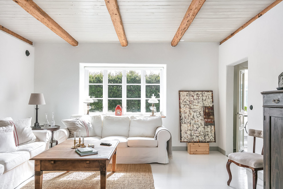 Источник вдохновения для домашнего уюта: изолированная гостиная комната в скандинавском стиле с белыми стенами, деревянным полом и белым полом