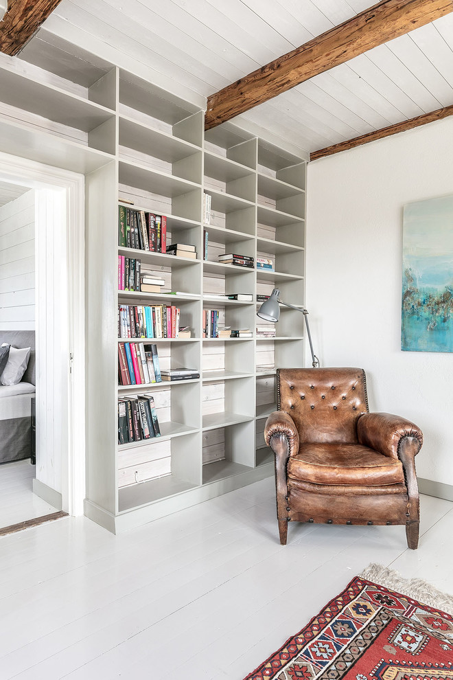 Mittelgroßes, Abgetrenntes Country Wohnzimmer mit weißer Wandfarbe, gebeiztem Holzboden und weißem Boden in Malmö