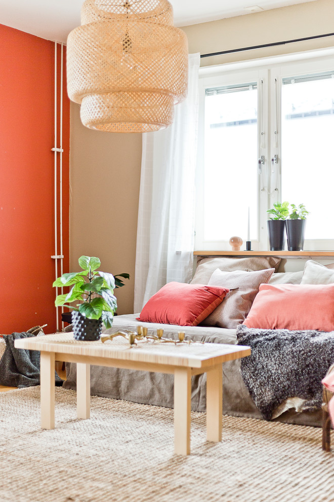 Ispirazione per un soggiorno scandinavo chiuso con pareti arancioni, sala formale, parquet chiaro e pavimento beige